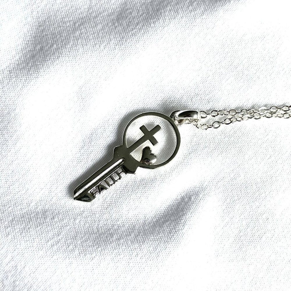 Los Angeles Faith Key Pendant Chain Necklace Silver Tone Spring Ring - Picture 4 of 5